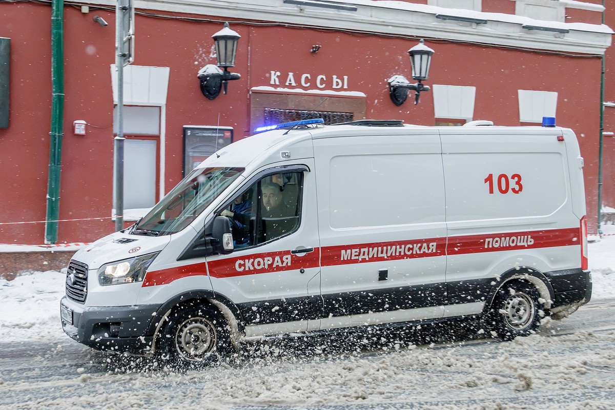 Депздрав Москвы объяснил очереди из скорых у больниц Москвы