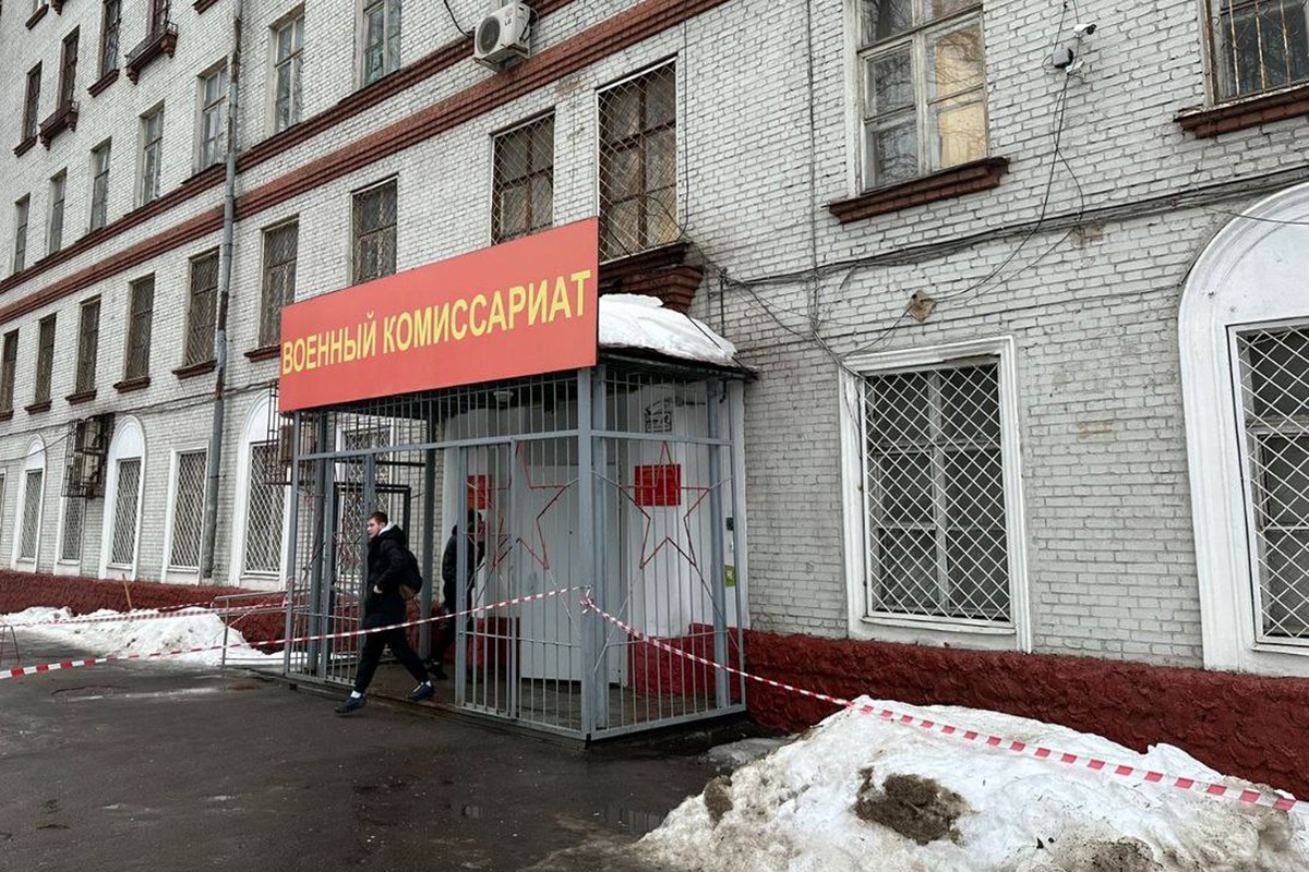 Прокуратура начала проверку после падения снега на людей с крыши военкомата в Люберцах