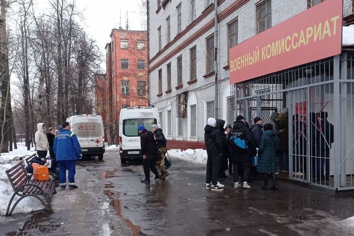 Умер один из пострадавших из-за падения снега с крыши военкомата в Люберцах