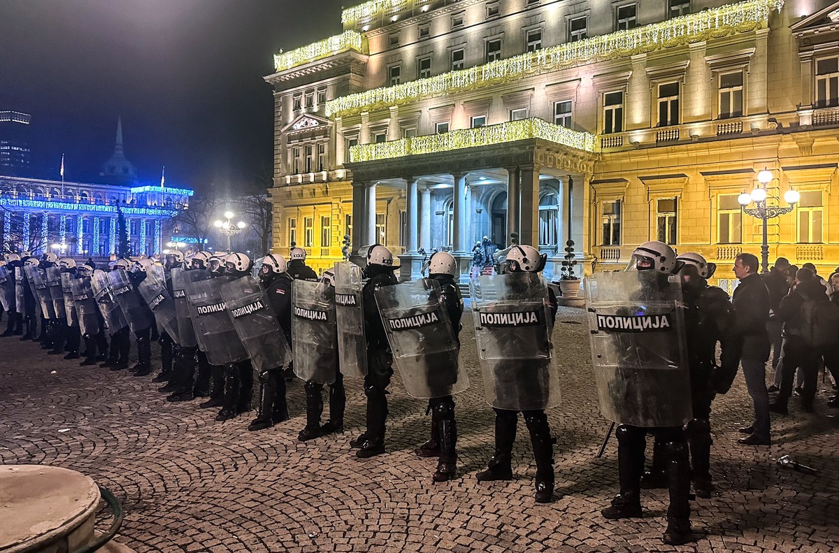 Политолог: Запад давит на власти Сербии, чтобы они признали независимость Косово