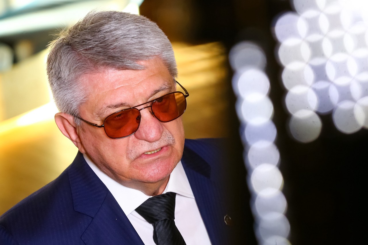Режиссёр Сокуров возмутился отказом Минкульта выдать прокатное удостоверение фильму с Ургантом