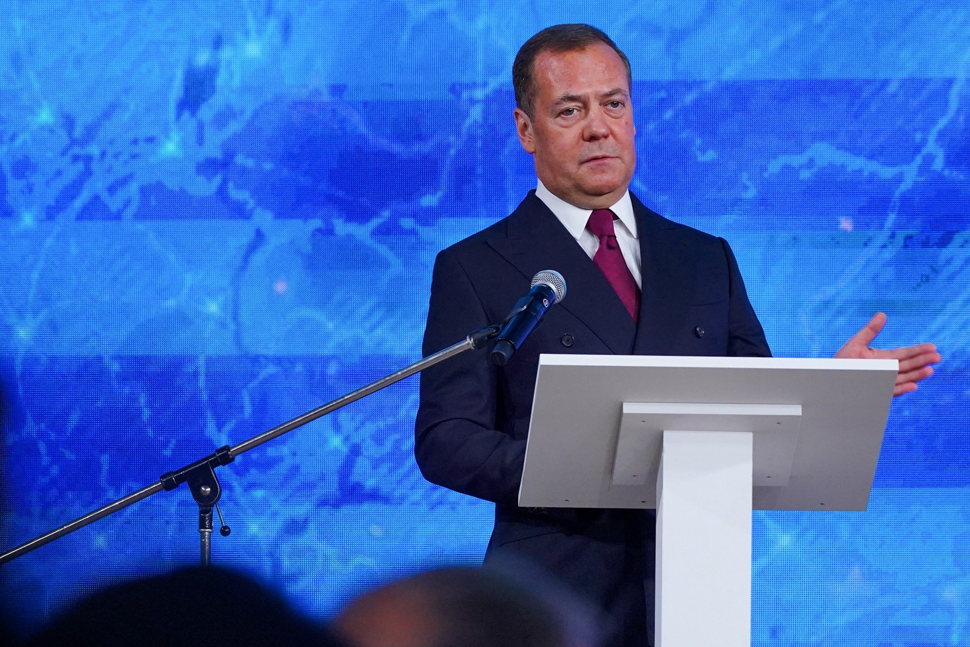 Медведев: Россия никогда не отвергала переговоры в отличие от безумных властей Украины