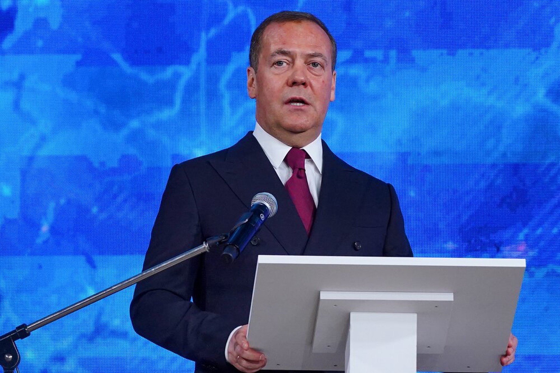 Медведев заявил, что Россия противостоит многим странам, вступившим в военный конфликт