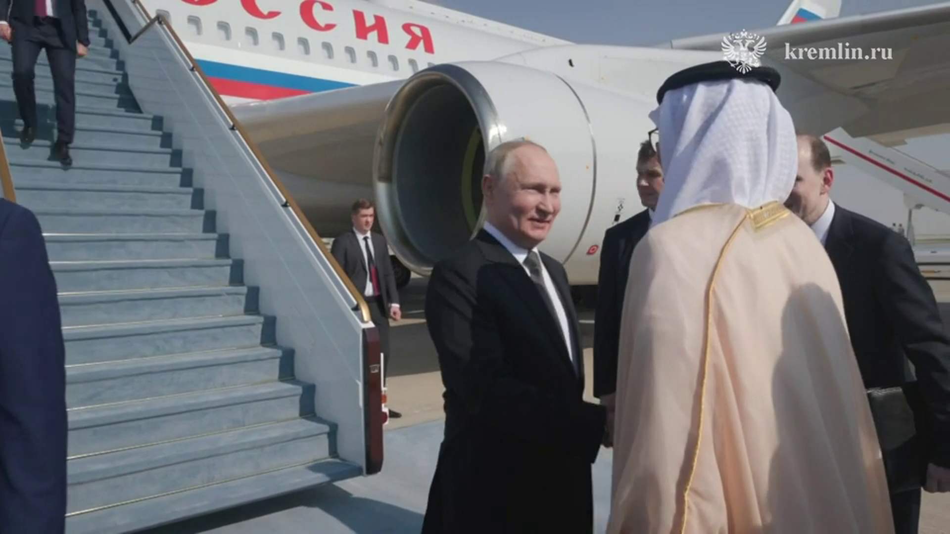 DM: Путин тепло приветствовал чиновников ОАЭ, но отказался общаться с послом Британии