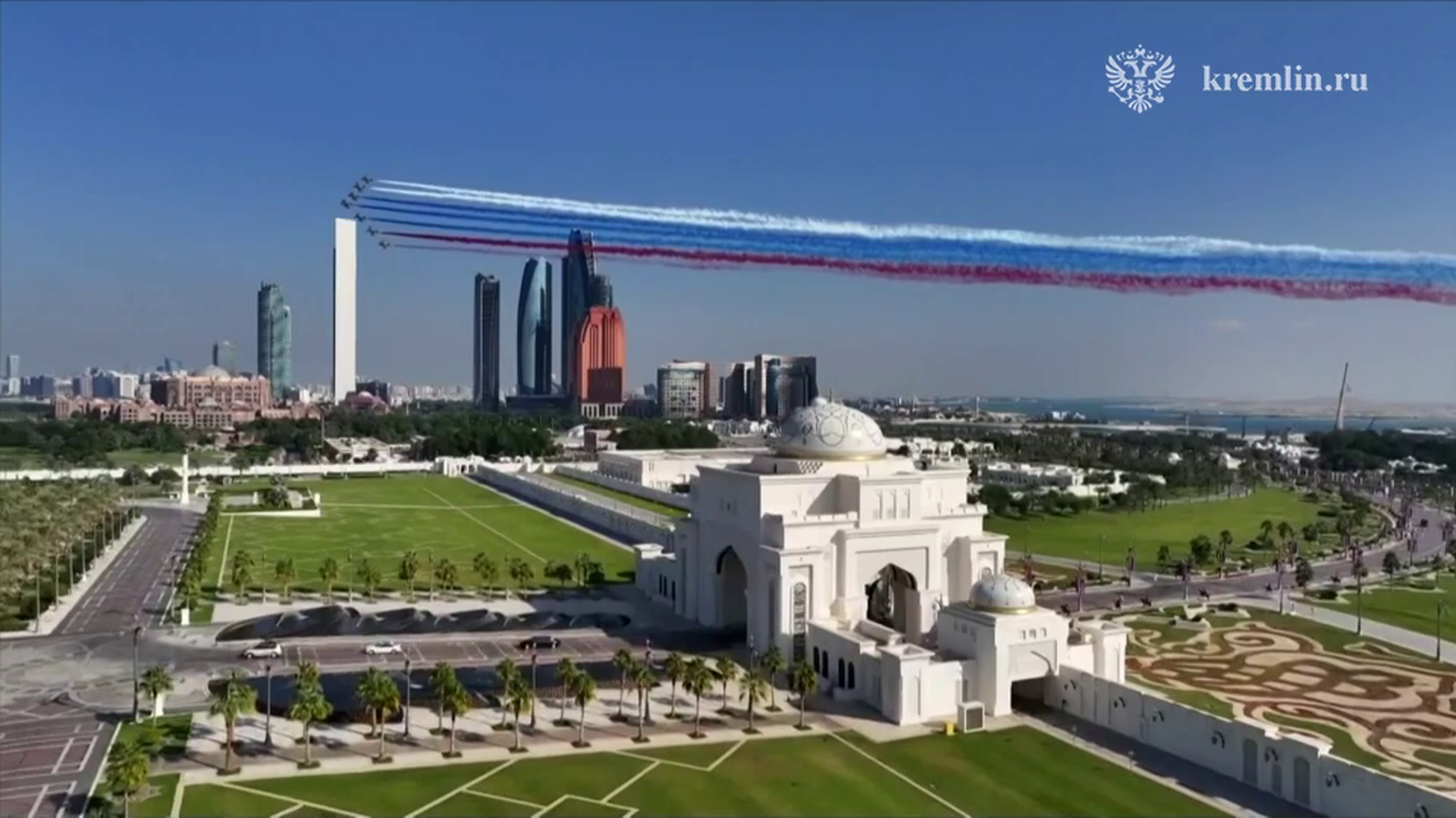 В честь прибытия Путина небо над Абу-Даби окрасилось в российский триколор