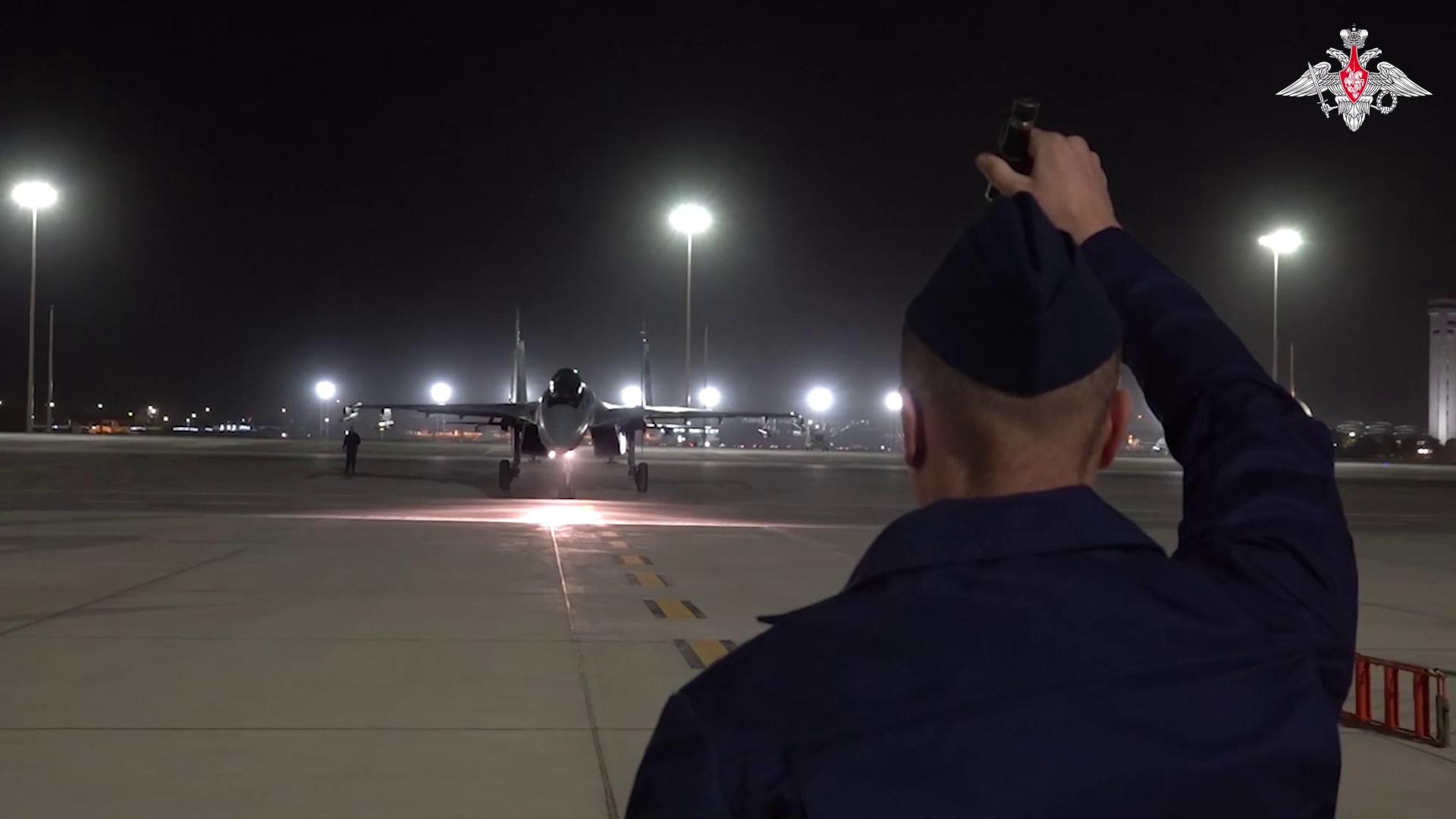 Минобороны: Су-35С показали мастерство в Абу-Даби, взлетев на расстоянии вытянутой руки