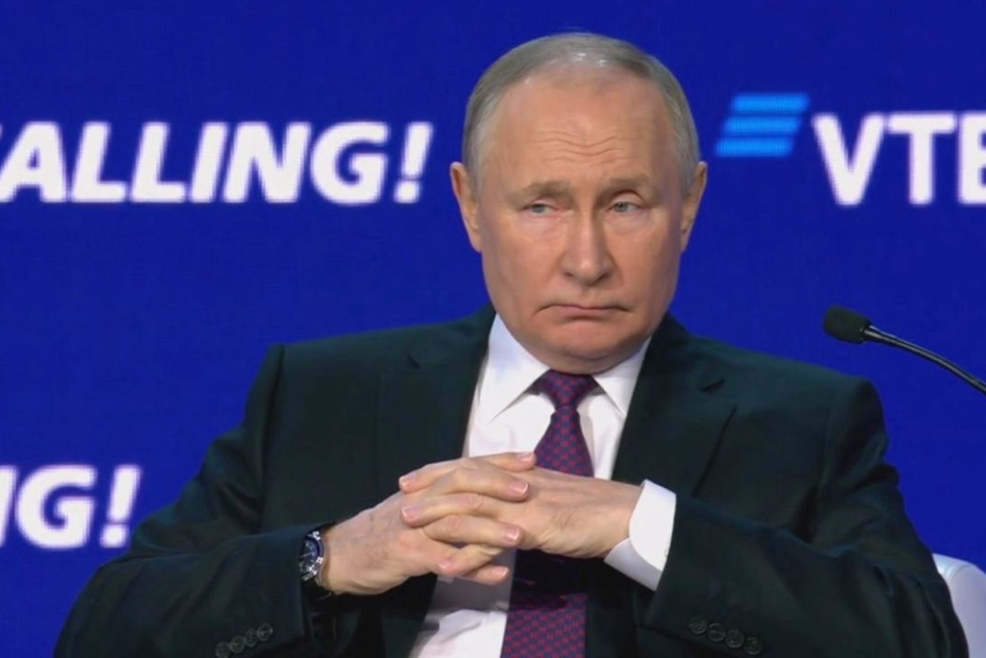 Путин: По оценкам экспертов, в ближайшее время монополия крупных западных банков будет подорвана