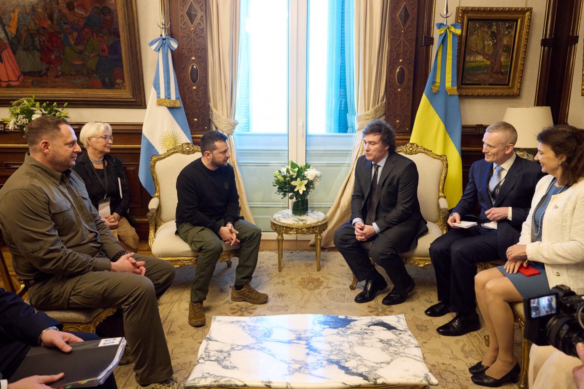 В Сети назвали визит Зеленского в Аргентину «туром с протянутой рукой»