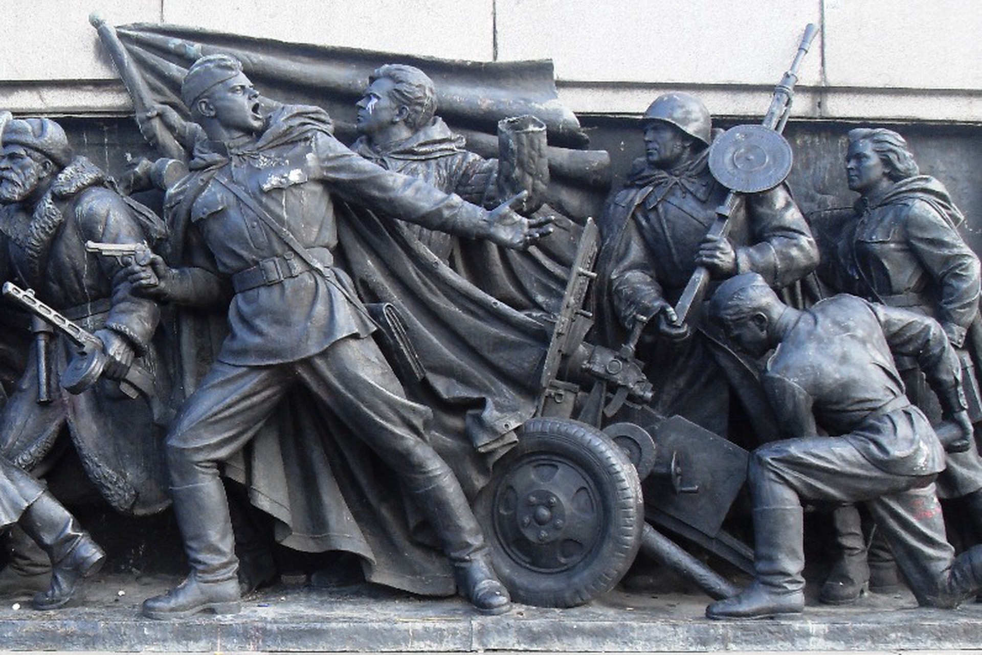В Софии начались работы по демонтажу памятника Советской армии для дальнейшей реставрации