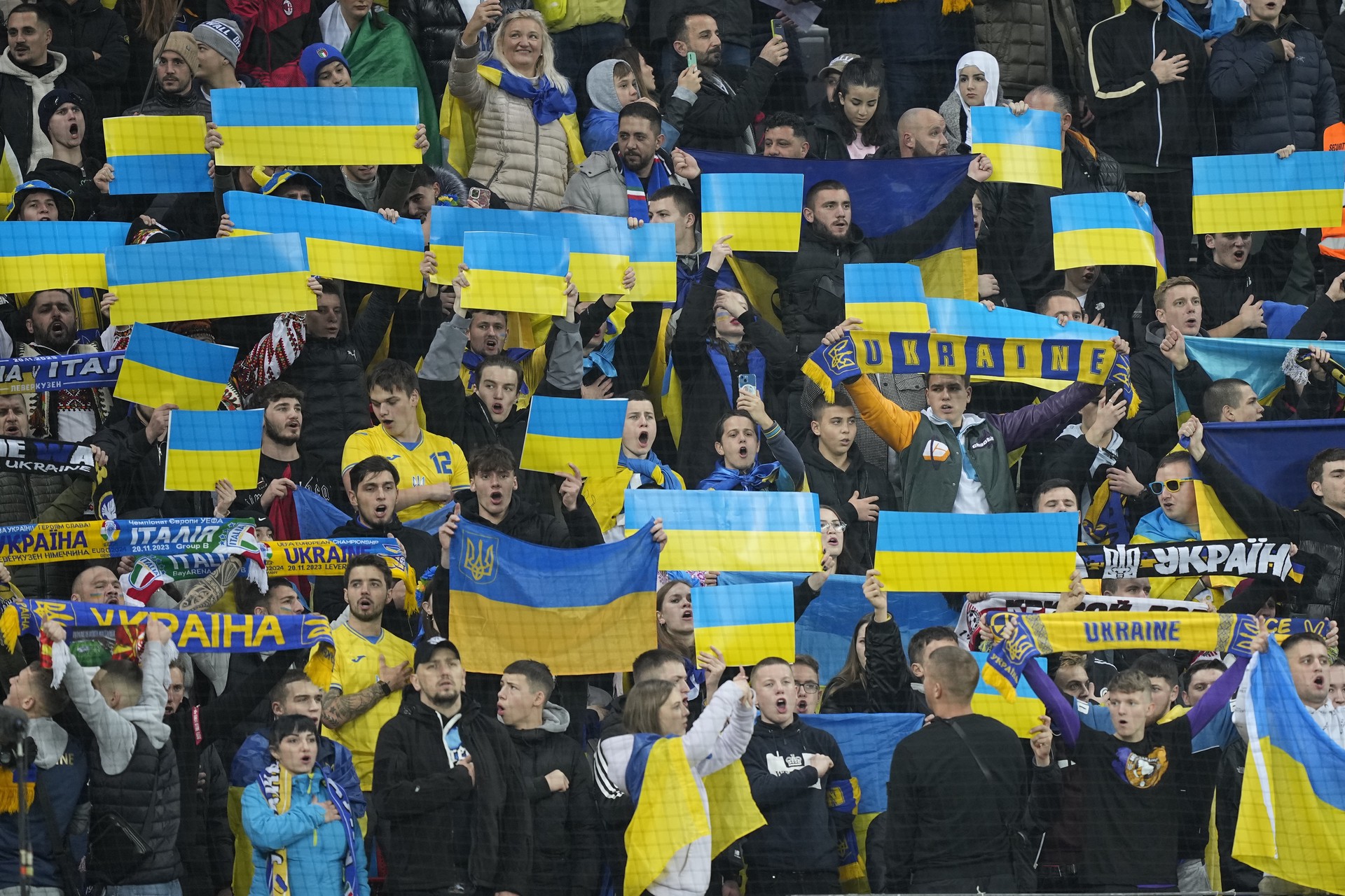 УЕФА наказал Федерацию футбола Украины за расистское поведение болельщиков