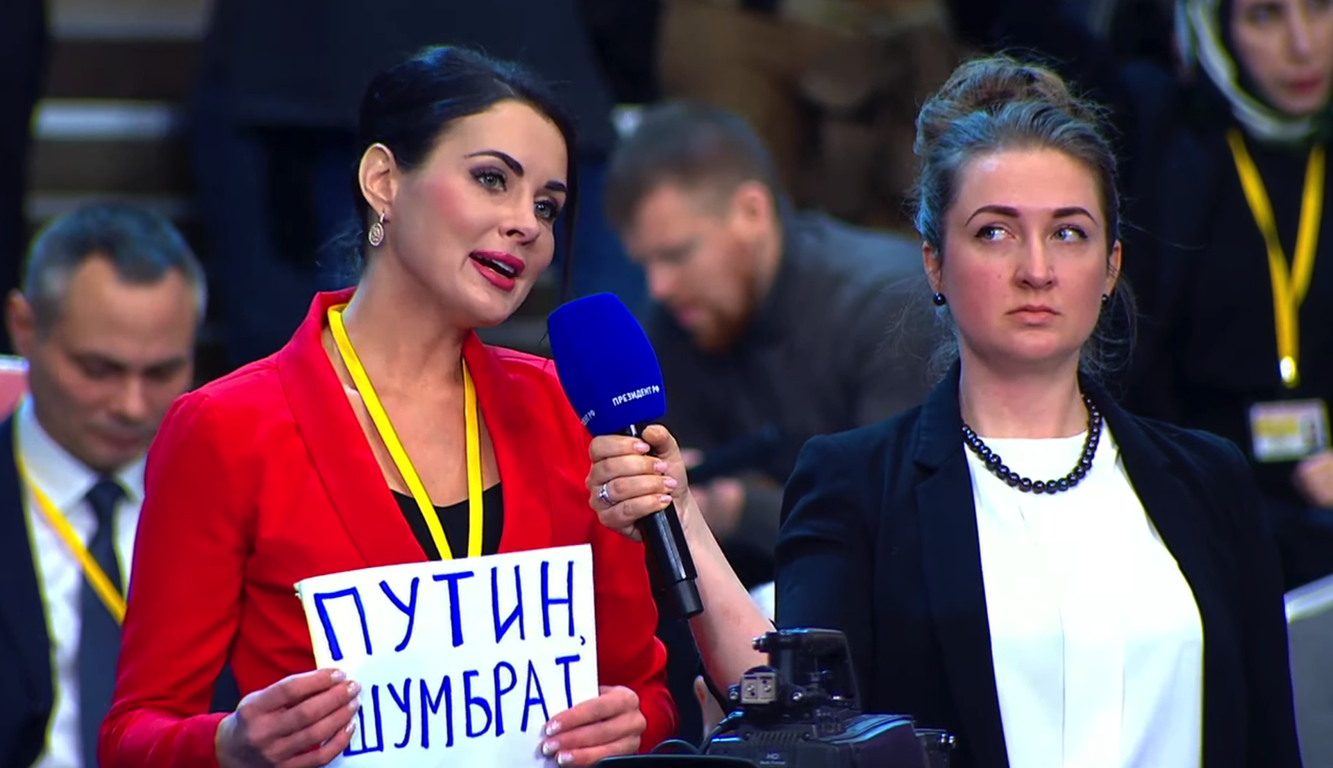 «Путин, шумбрат»: президента рассмешила фраза на табличке журналистки из Мордовии