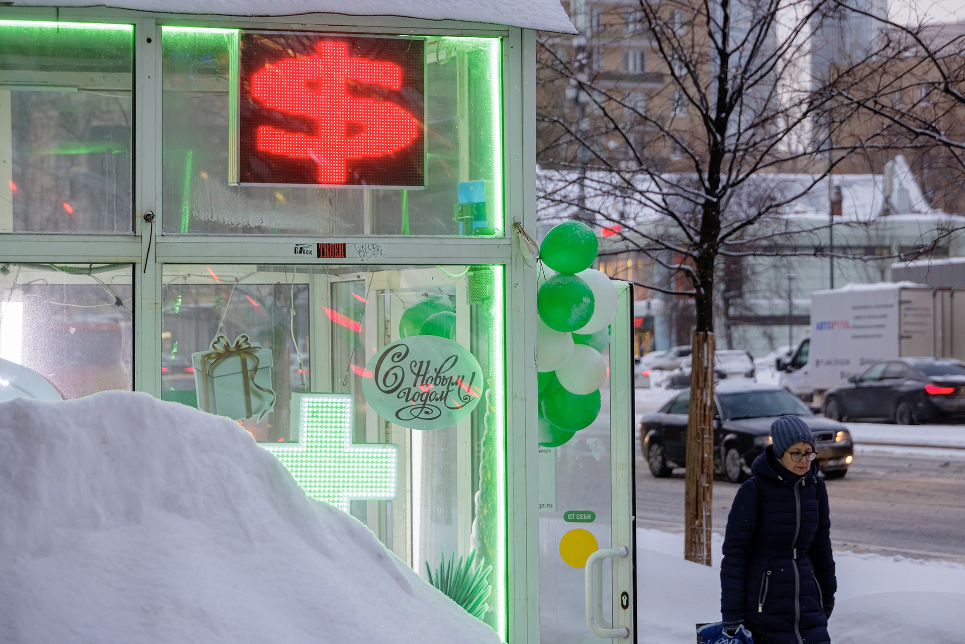 Курс доллара на Московской бирже опустился ниже 89 рублей впервые с 30 ноября