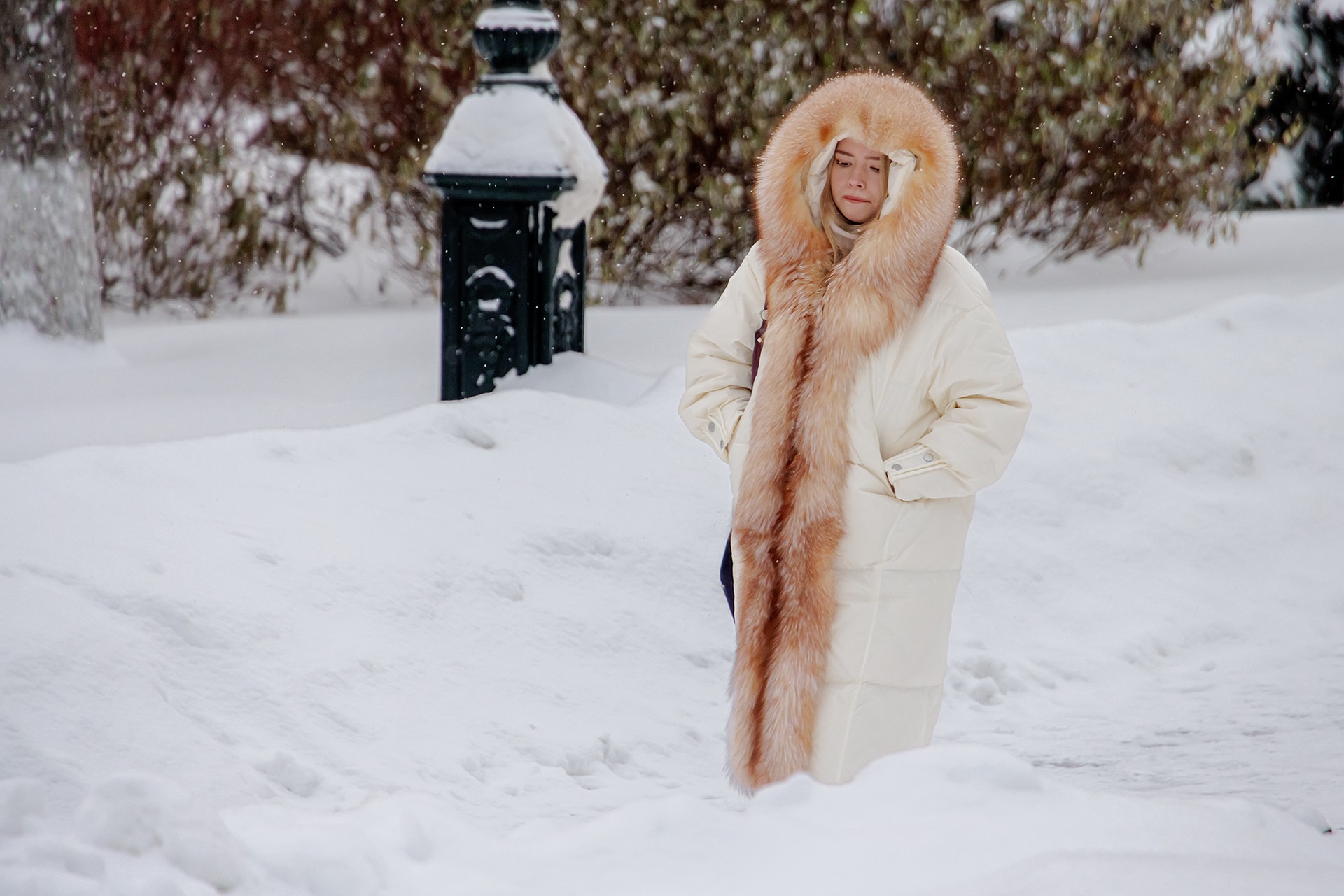 Необычный метод ношения куртки с меховым капюшоном оценил стилист