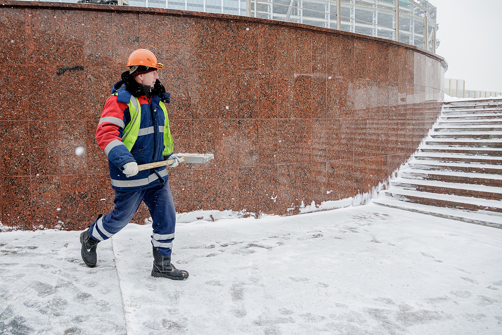 Дворники стали лидерами по росту зарплат