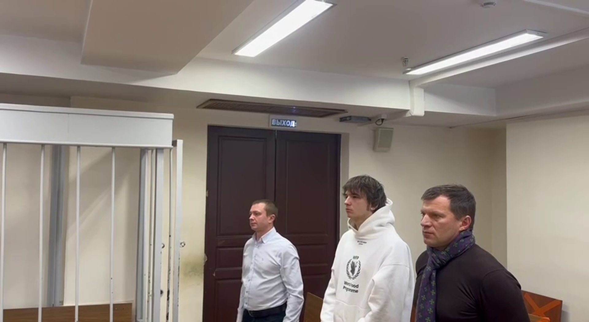 Лефортовский суд Москвы арестовал на 15 суток рэпера Vasio после «голой» вечеринки Ивлеевой