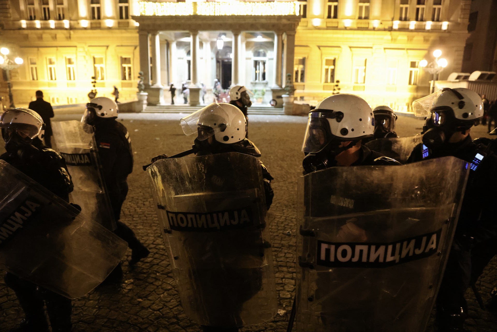 Слева молот, справа серб: кто и зачем выводит протестующих на улицы Белграда