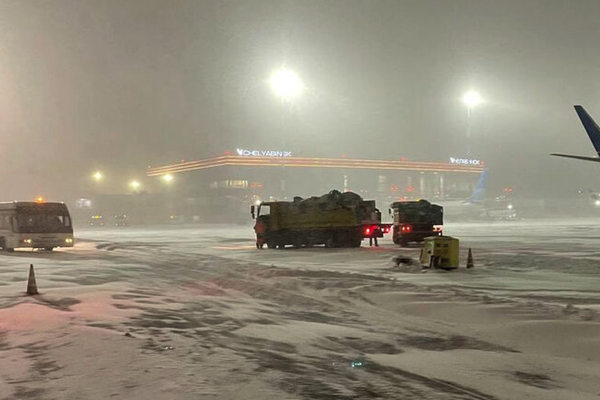 Прилетевший из Москвы самолёт уперся в сугроб в аэропорту Челябинска