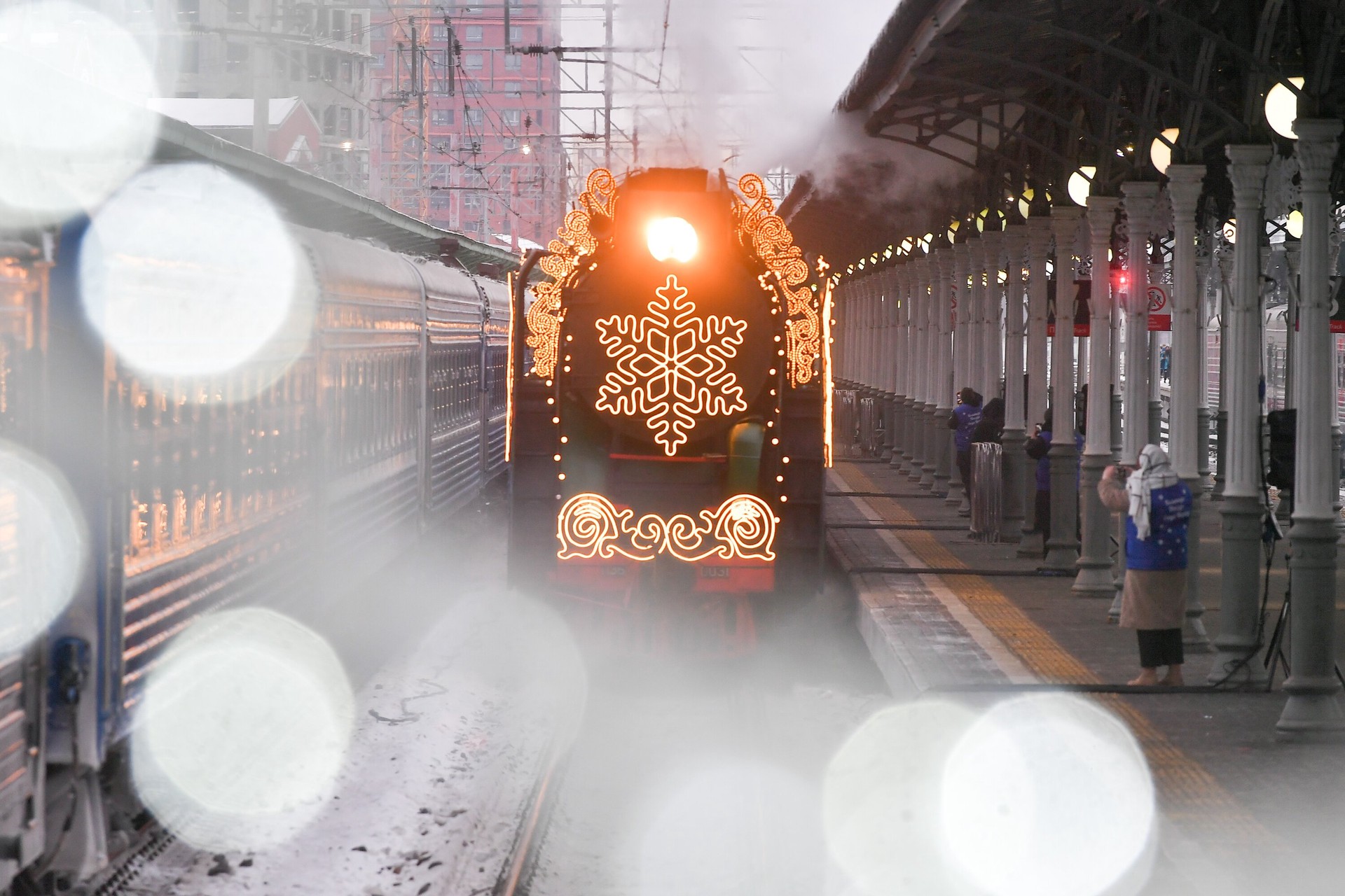 На Белорусский вокзал в Москве прибыл поезд Деда Мороза