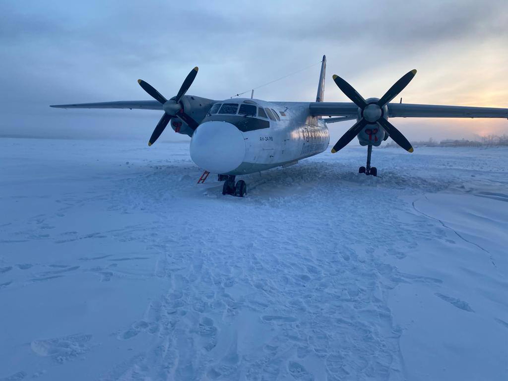 В Якутии самолёт Ан-24 приземлился вне ВПП и сел на реку Колыма