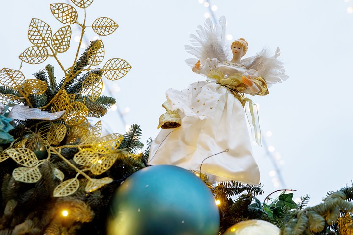 <p class="MsoNormal" style="line-height: 115%;"><span style="font-size: 14.0pt; line-height: 115%; font-family: 'Times New Roman',serif;">Электрическая гирлянда сегодня &ndash; один из атрибутов праздника. Но так было не всегда. Чем люди украшали дом раньше? </span></p>