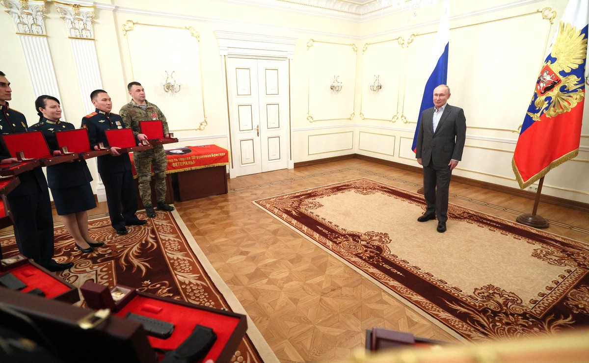Путин вручил военным СВО наградное оружие и значки со штандартом президента