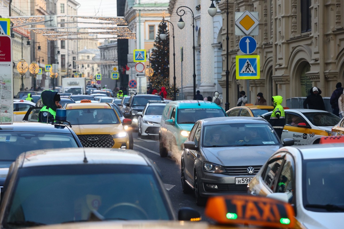 Автоэксперт рассказал, что зимой лучше увеличить дистанцию между авто в два раза