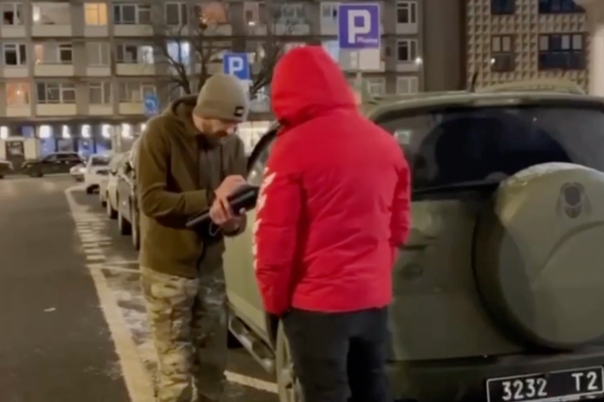Страна.ua: очевидцы опубликовали кадры с военкомом, раздающим повестки в Варшаве