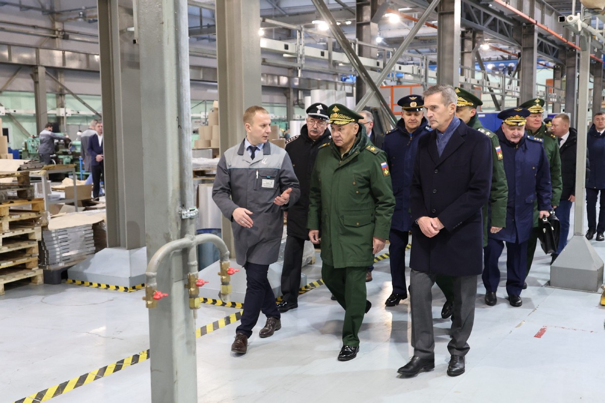 Шойгу проверил производство крылатых ракет «Калибр» и «Искандер» на предприятии «Алмаз-Антея»