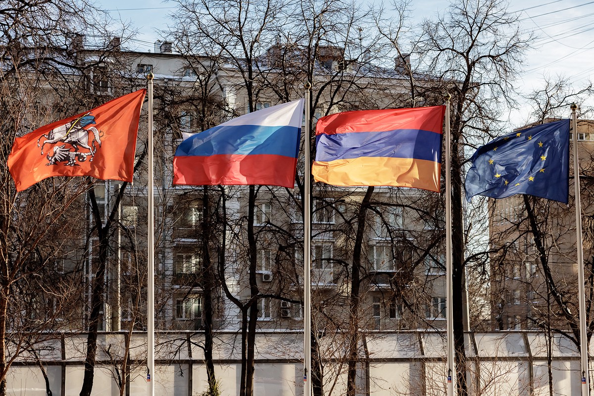 В Армении заявили, что страну пытаются принудить вступить в Союзное государство