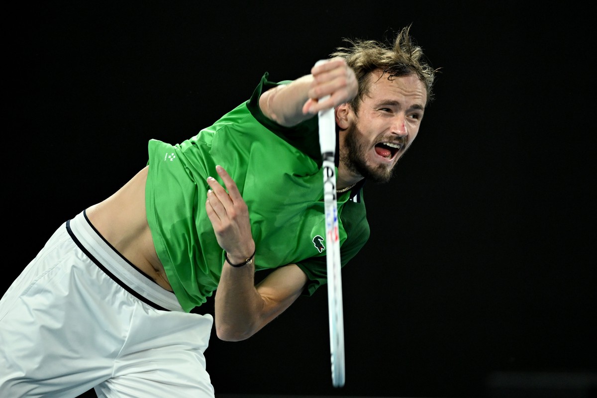 Российский теннисист Медведев отыгрался со счёта 0:2 и вышел в финал Australian Open