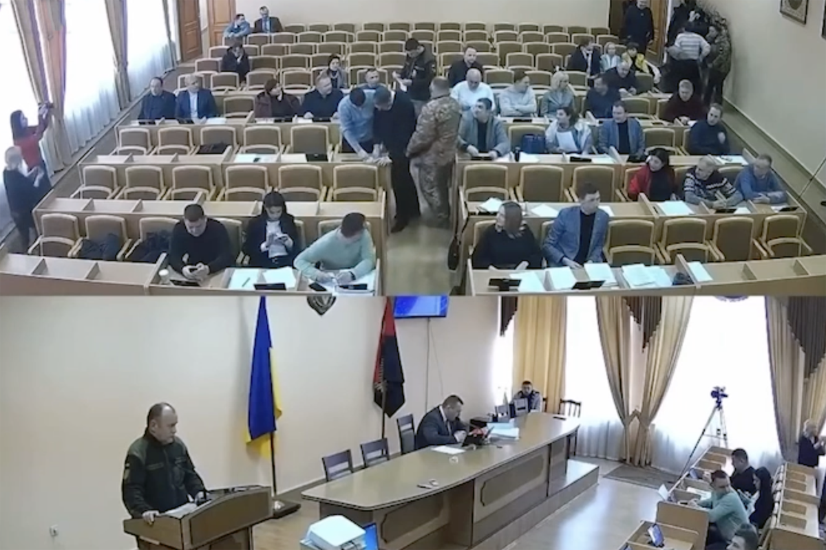 Депутатам Львовской области раздали повестки прямо во время заседания