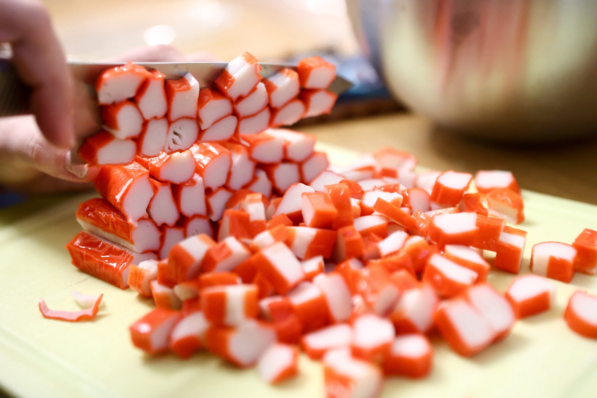 Россиянам рассказали, какую опасность таят популярные крабовые палочки