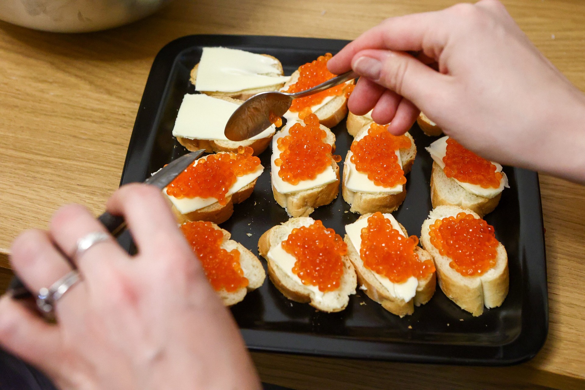 Тройной удар по поджелудочной: раскрыта опасность бутербродов с икрой