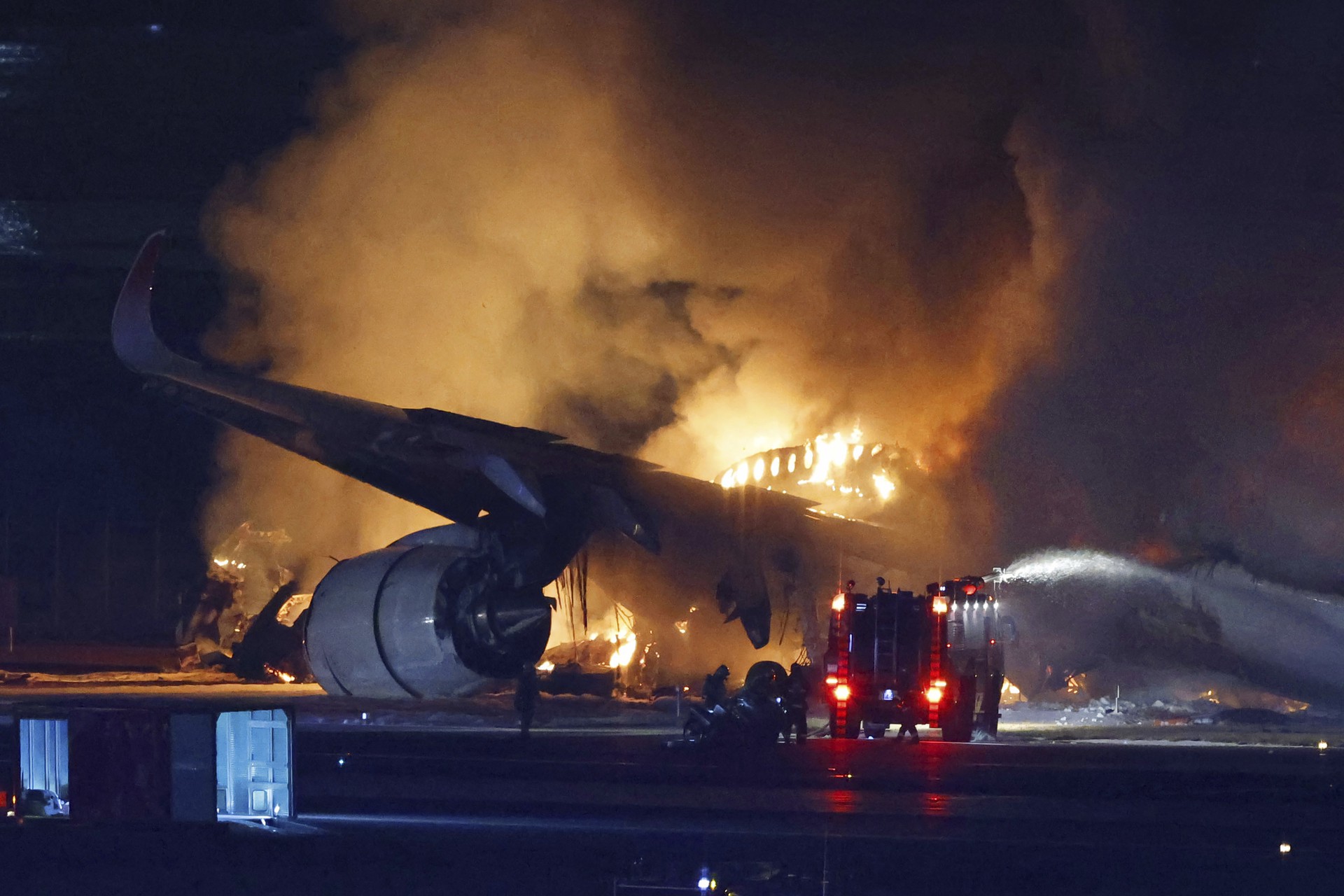 При столкновении двух самолётов в аэропорту Токио пострадали 17 человек