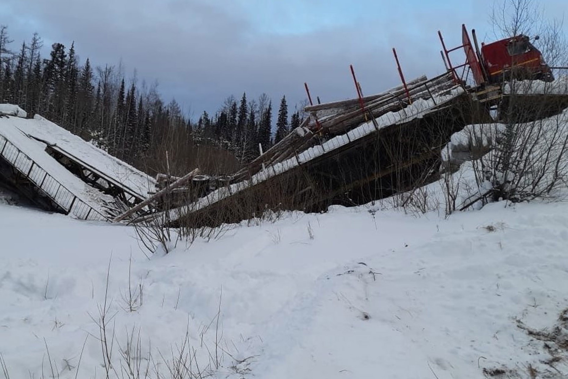 В Иркутской области рухнул мост через реку Полива