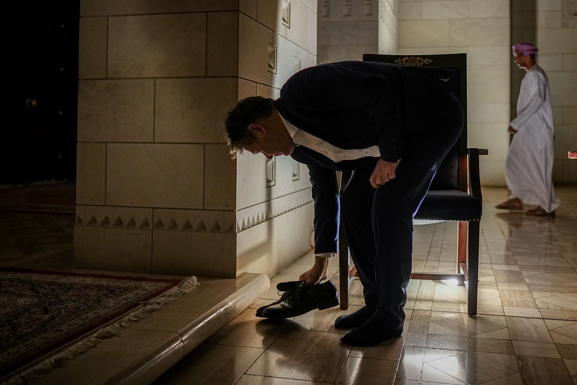 Вице-канцлер Германии Хабек надел разные носки при посещении мечети в Омане