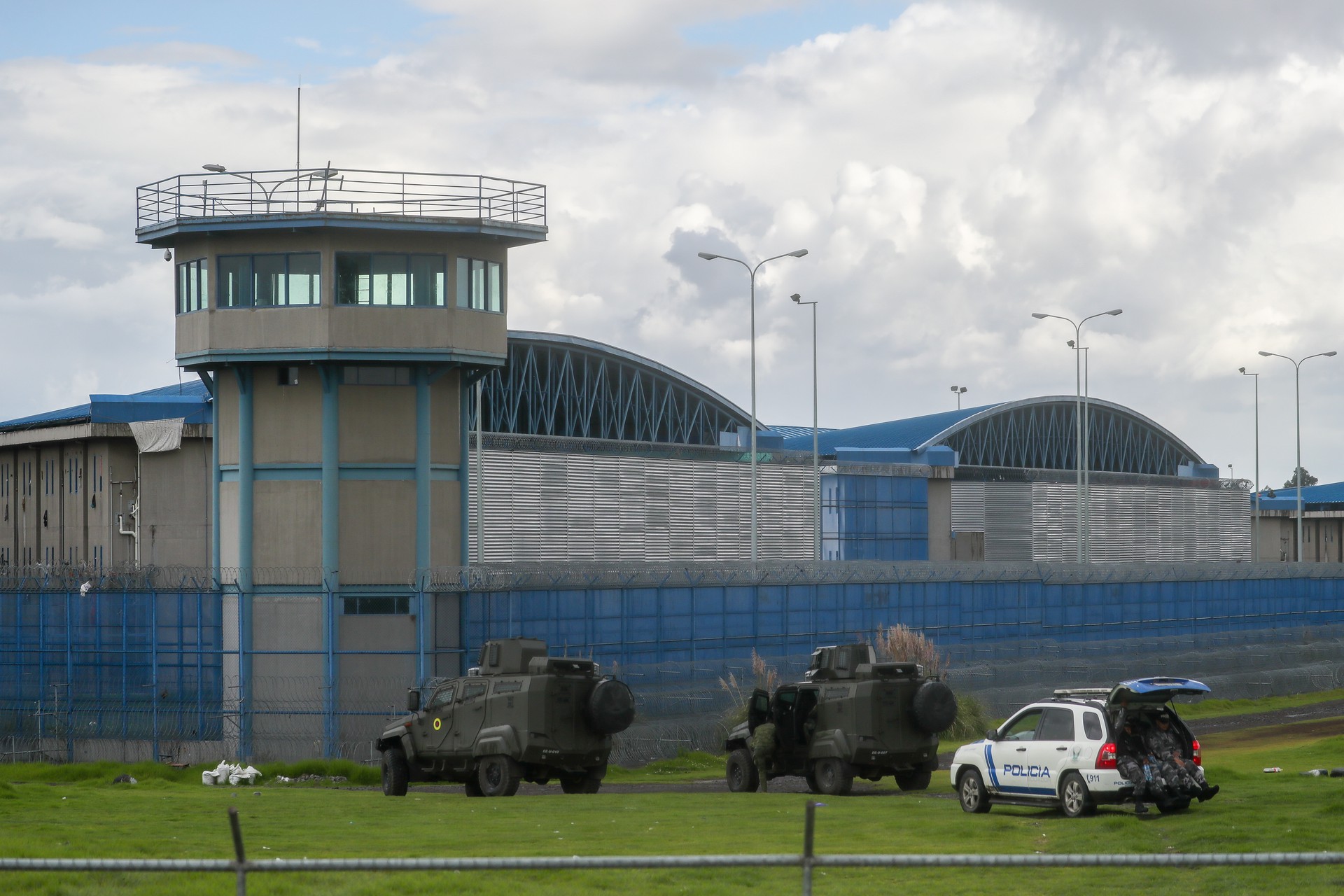 В Эквадоре бандиты удерживают в заложниках в тюрьмах 178 служащих