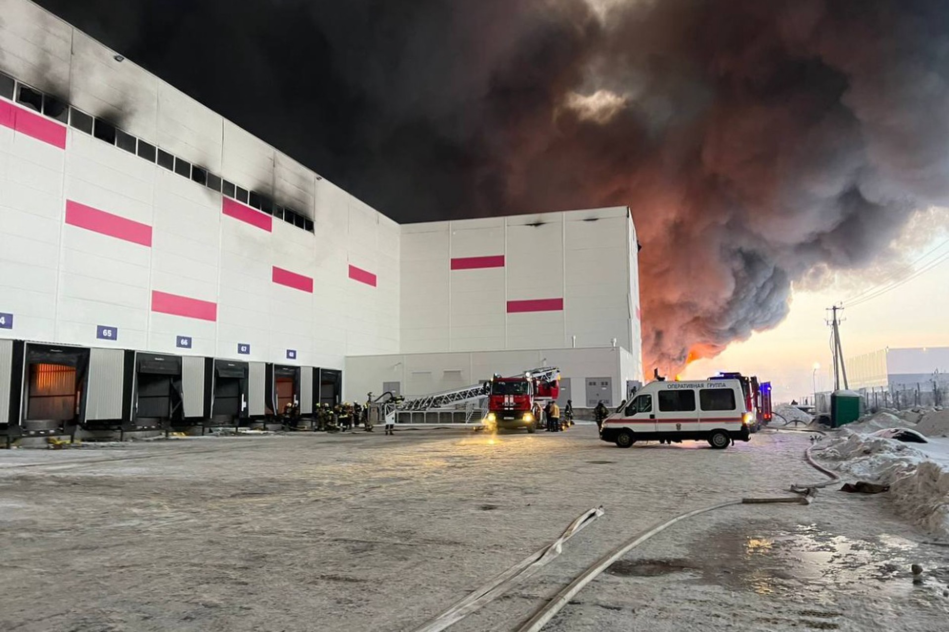 Прокуратура проводит проверку из-за пожара на складе в Санкт-Петербурге