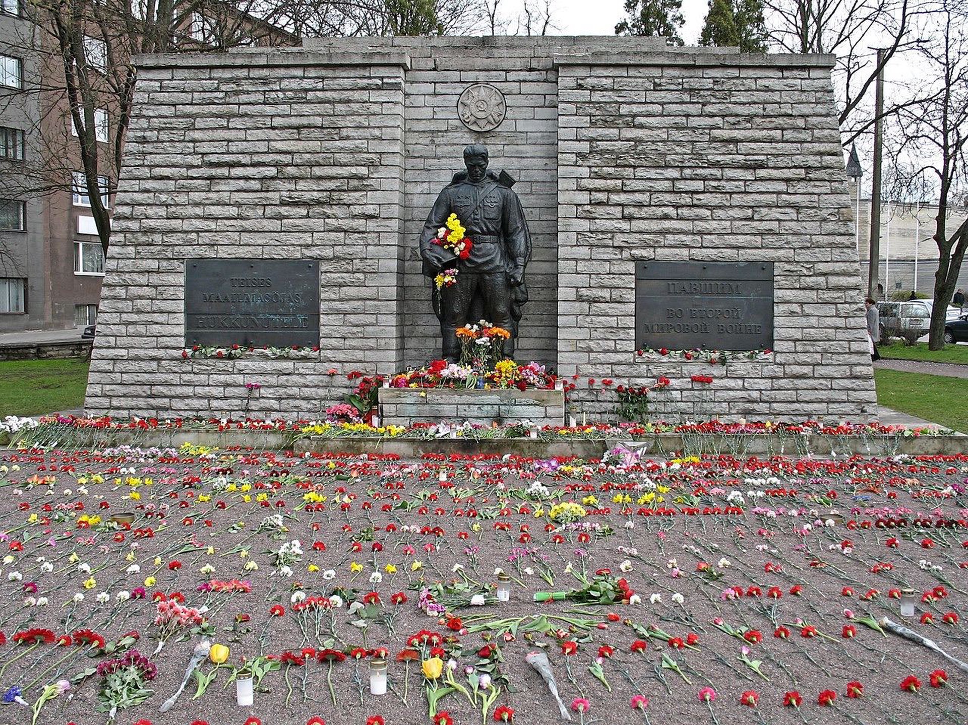 Парламент Эстонии отклонил проект о демонтаже советских памятников