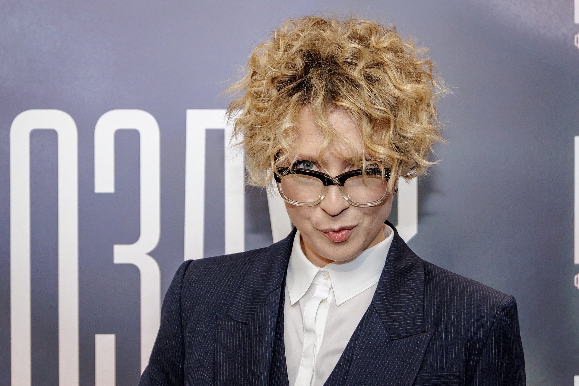 «Отправили в нокаут»: Яна Чурикова упала со сцены на съемках