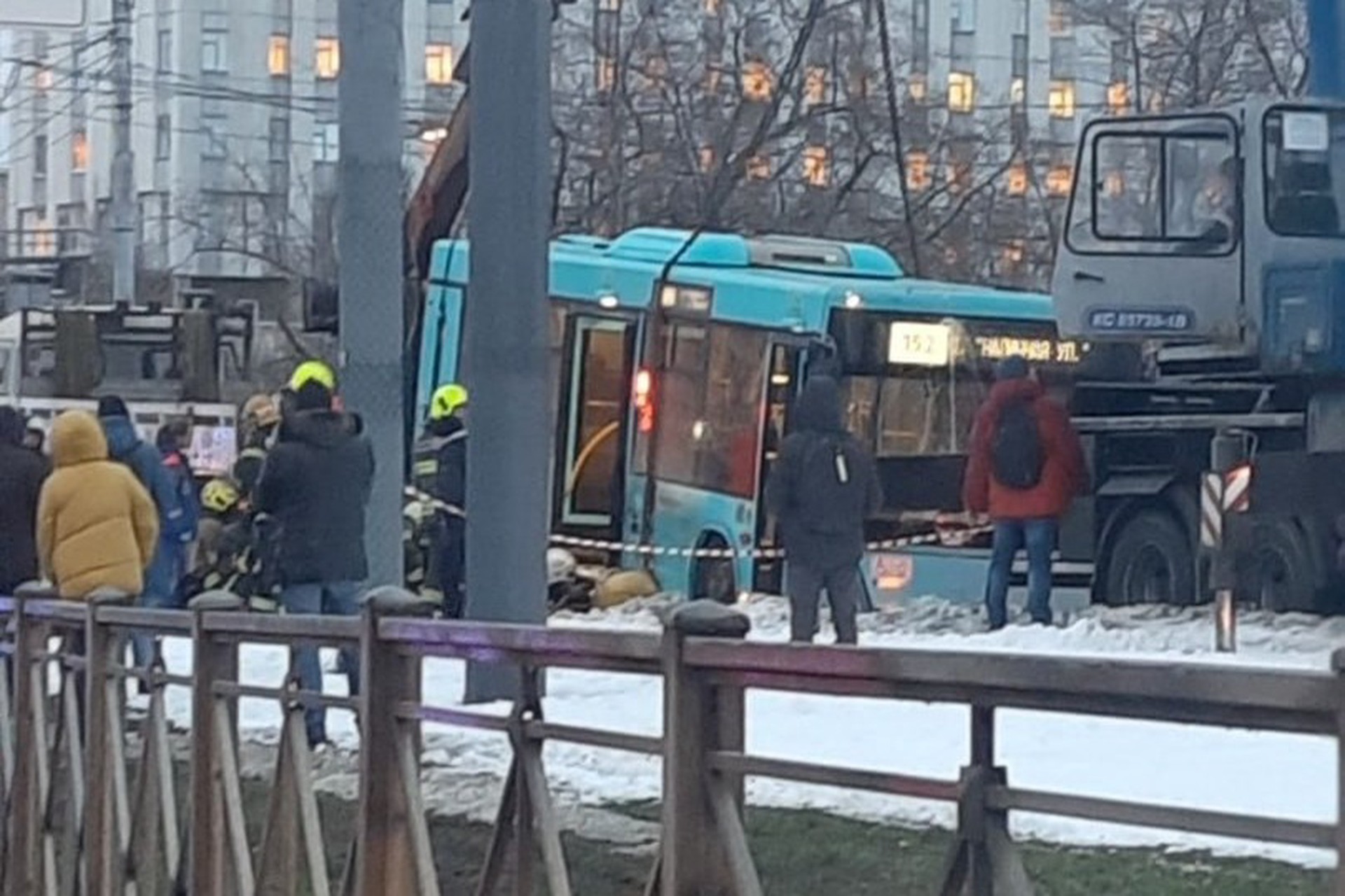 В Петербурге рейсовый автобус сбил пешеходов на тротуаре