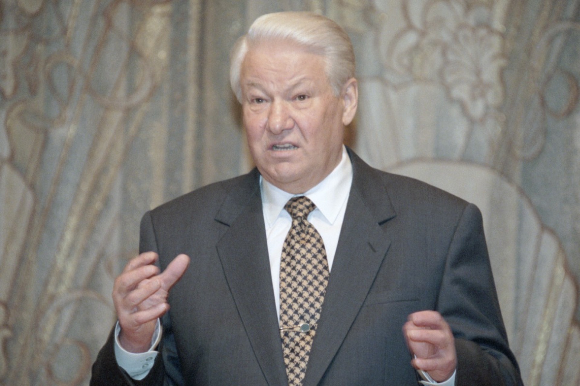 Бывший глава протокола Ельцина возмутился рассекречиванием США данных