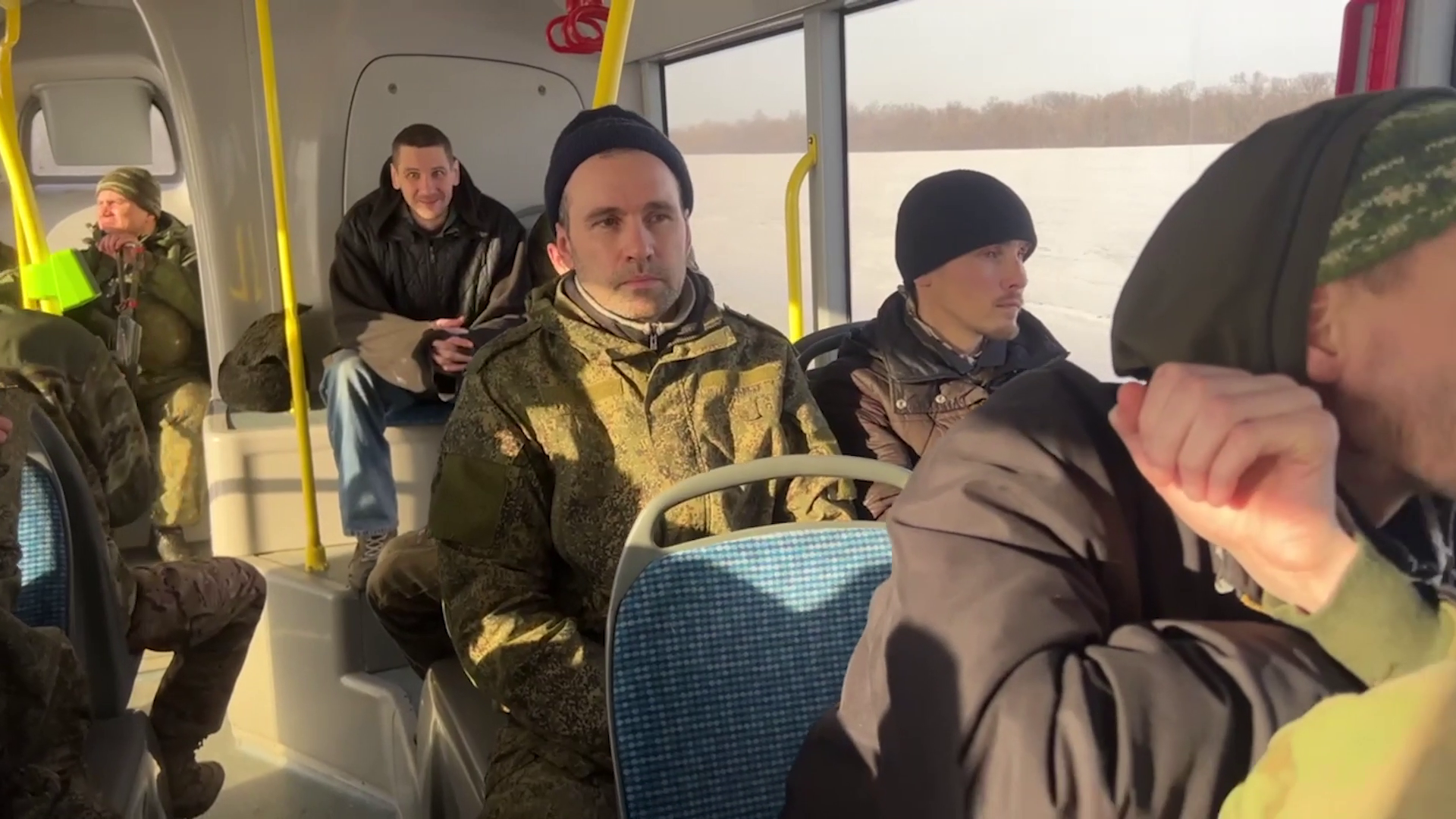 Освобождённые из украинского плена российские военные доставлены в Москву
