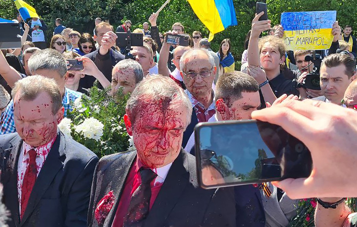 Украинку, облившую краской посла России в Польше, внесли в список террористов