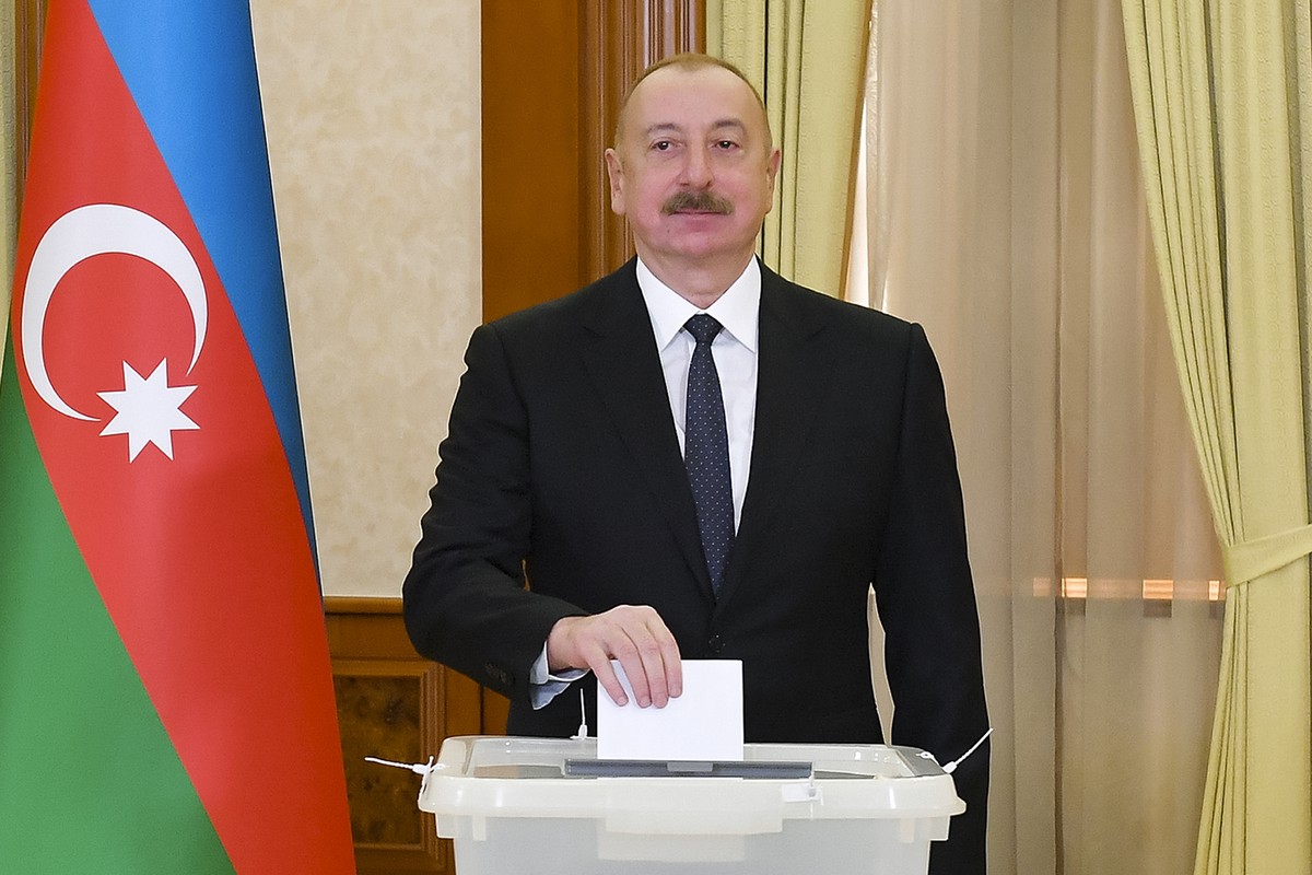 Путин поздравил Алиева с победой на выборах