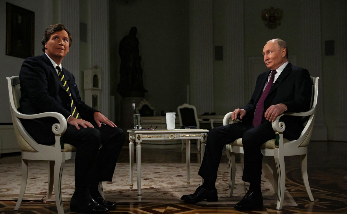 WSJ: Карлсон хранит дома подарок Путина и винит США в конфликте на Украине
