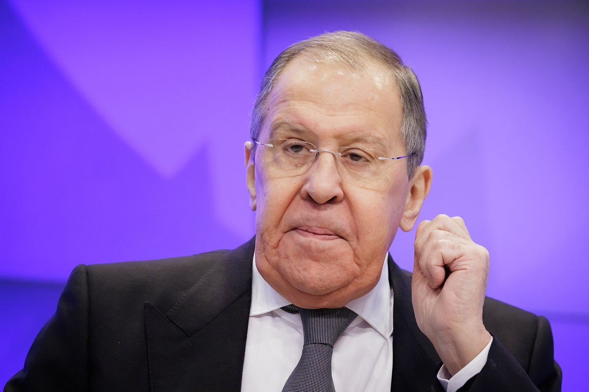 Лавров: Россия не будет ни за кем бегать