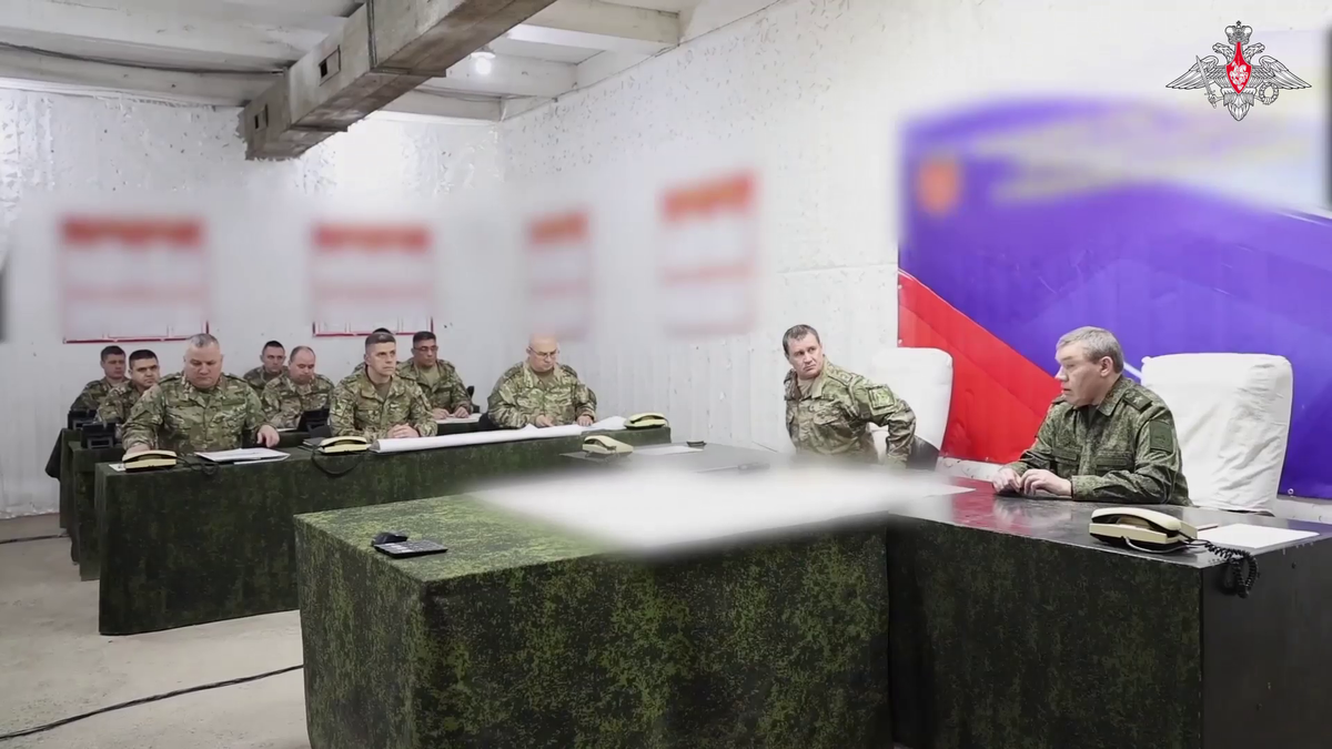 Герасимов посетил командный пункт группировки войск «Центр» в зоне СВО