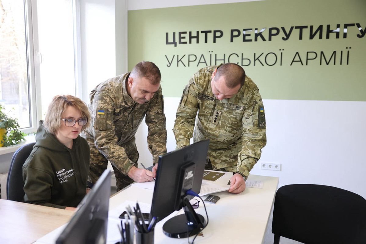 В Киеве военкомы вручают повестки случайным людям в метро