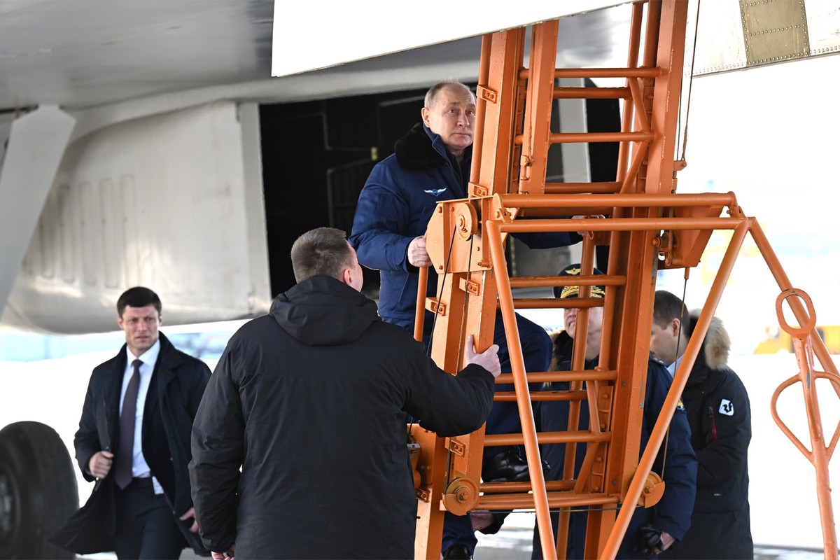 Кремль показал кадры полёта Путина на Ту-160М
